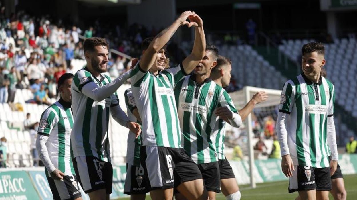 Adrián Fuentes celebra un gol con un gesto de corazón a la grada