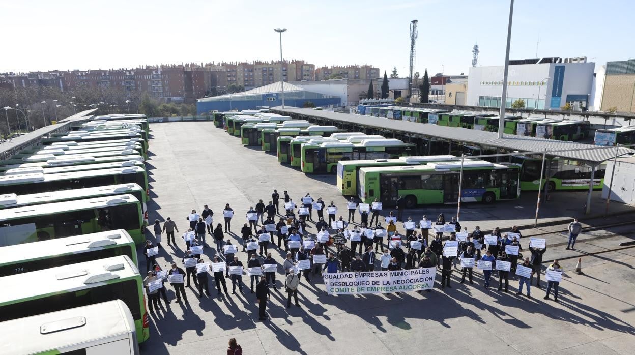 Trabajadores de la empresa municipal al inicio de los paros, este lunes en sus cocheras