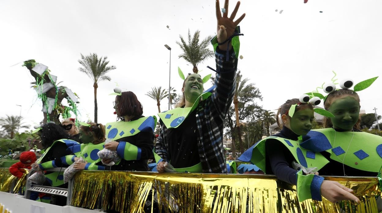 Figrantes con caramelos en la Cabalgata de 2020 en Córdoba