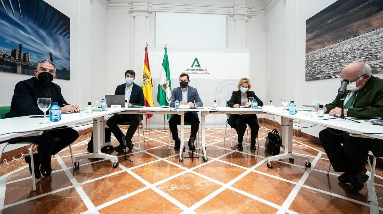 Juanma Moreno en la reunión del comité de expertos