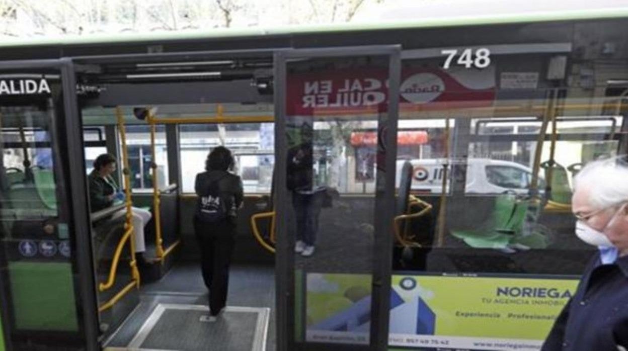 Usuarios en un autobús de Aucorsa