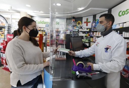 Una joven compra un test para el Covid en una farmacia de Córdoba