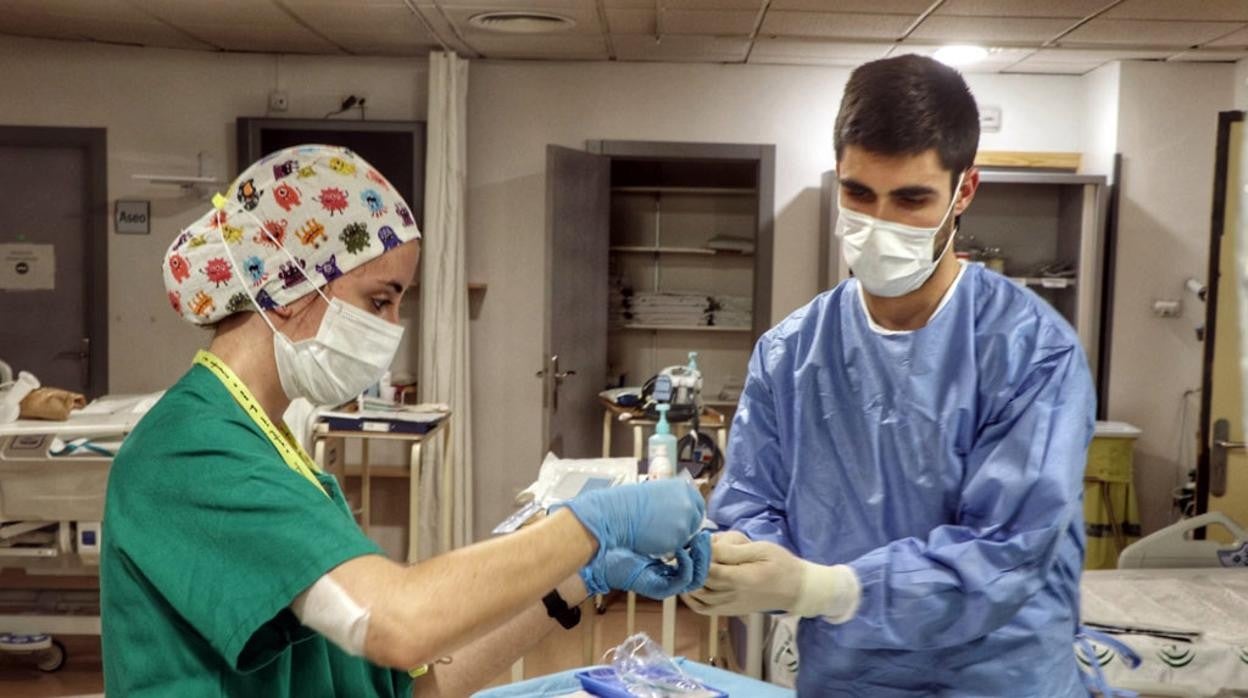 Imagen de dos profesionales sanitarios en una de las unidades Covid del Reina Sofía de Córdoba