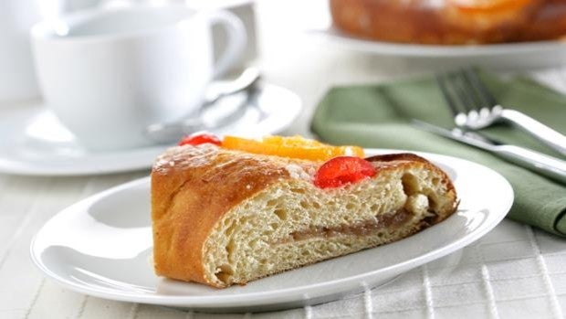 Una receta sencilla para hacer roscón de Reyes relleno de mazapán (o lo que usted prefiera)