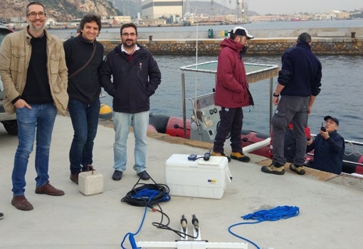 El equipo de la UMA, antes de embarcar para llevar a cabo una de las pruebas en el mar