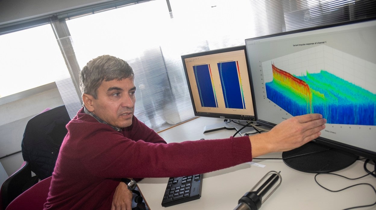 El profesor Unai Fernández junto al hidrófono y uno de los modelos en tres dimensiones con los que trabaja el equipo de investigación