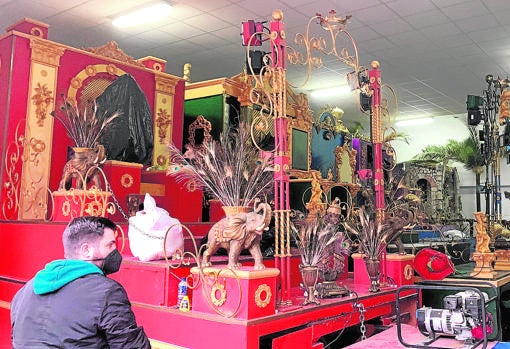 Preparativos de las carrozas del cortejo en Cabra