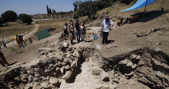 Excavaciones en la plaza de armas de Medina Azahara