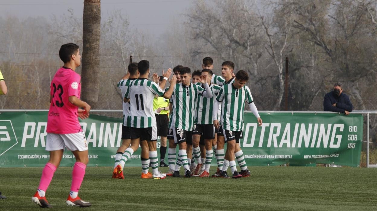 Los jugadores del Córdoba B celebran el 1-0 de Luna, este martes en la Ciudad Deportiva, ante el Ceuta B