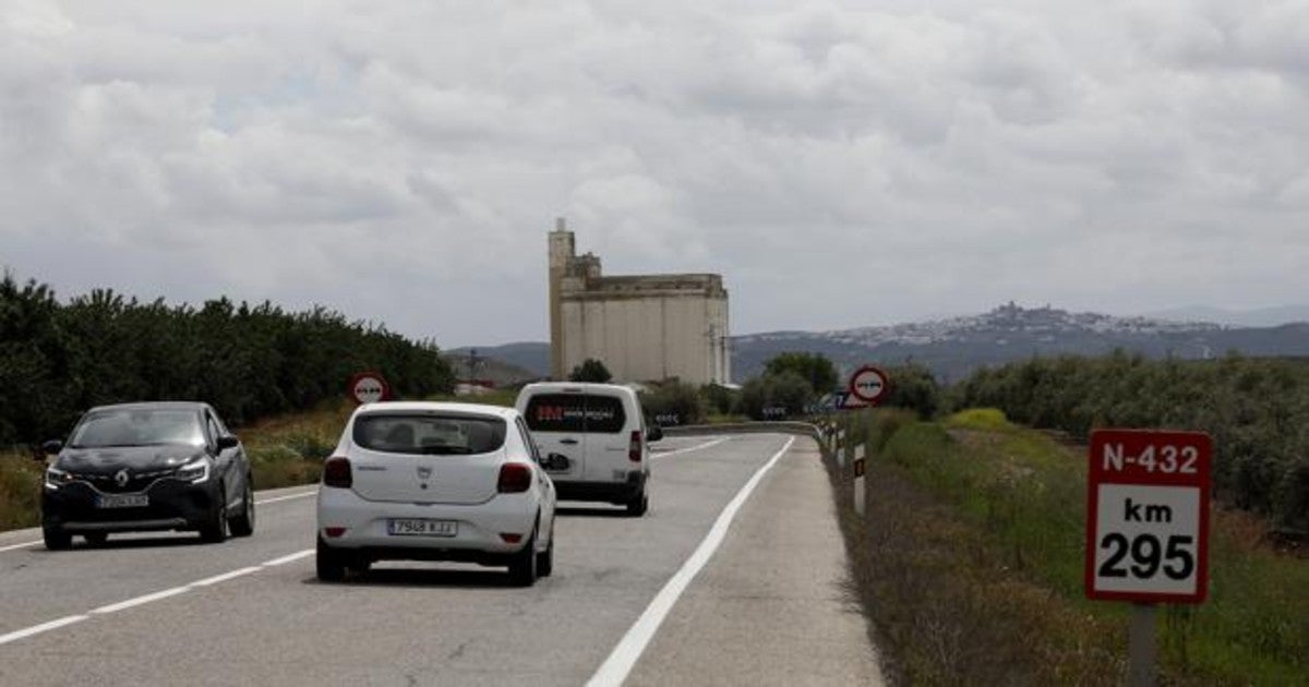 Vehíuclos circulan por la N-432 en las proximidades de la barriaa de Santa Cruz de Córdoba