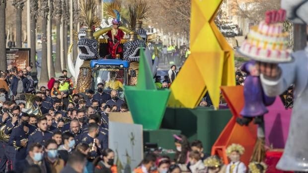 Villancicos y palmas en una multitudinaria bienvenida a los Reyes Magos en su regreso a Huelva