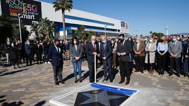 Javier Imbroda recibe la Estrella al Mérito Deportivo de Málaga en los exteriores del Martín Carpena