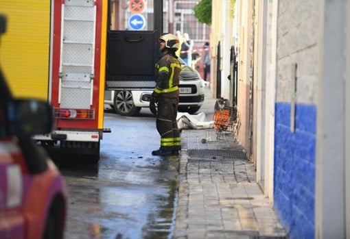 Imagen de Bomberos esta mañana tras la actuación en la vivienda incendiada de Maracena