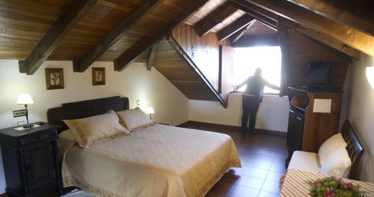 Una mujer abre la ventana de la casa rural en la que se aloja