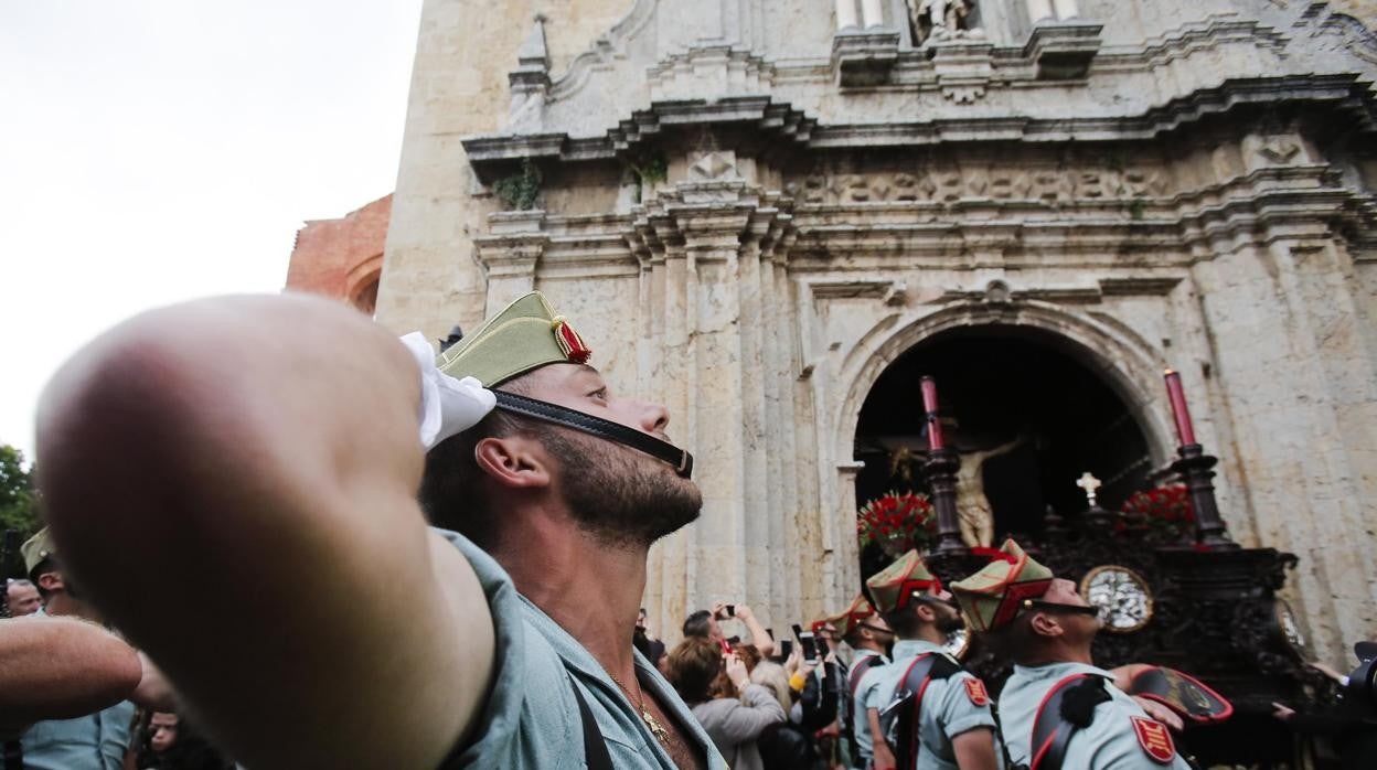 Legionarios ante el Señor de la Caridad de Córdoba el Jueves Santo