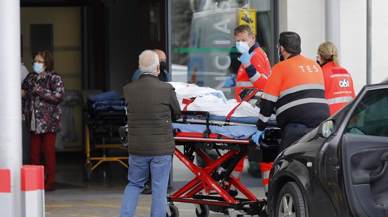 Santiarios introducen a un paciente en el Área de Urgencias del Hospital Reina Sofía de Córdoba
