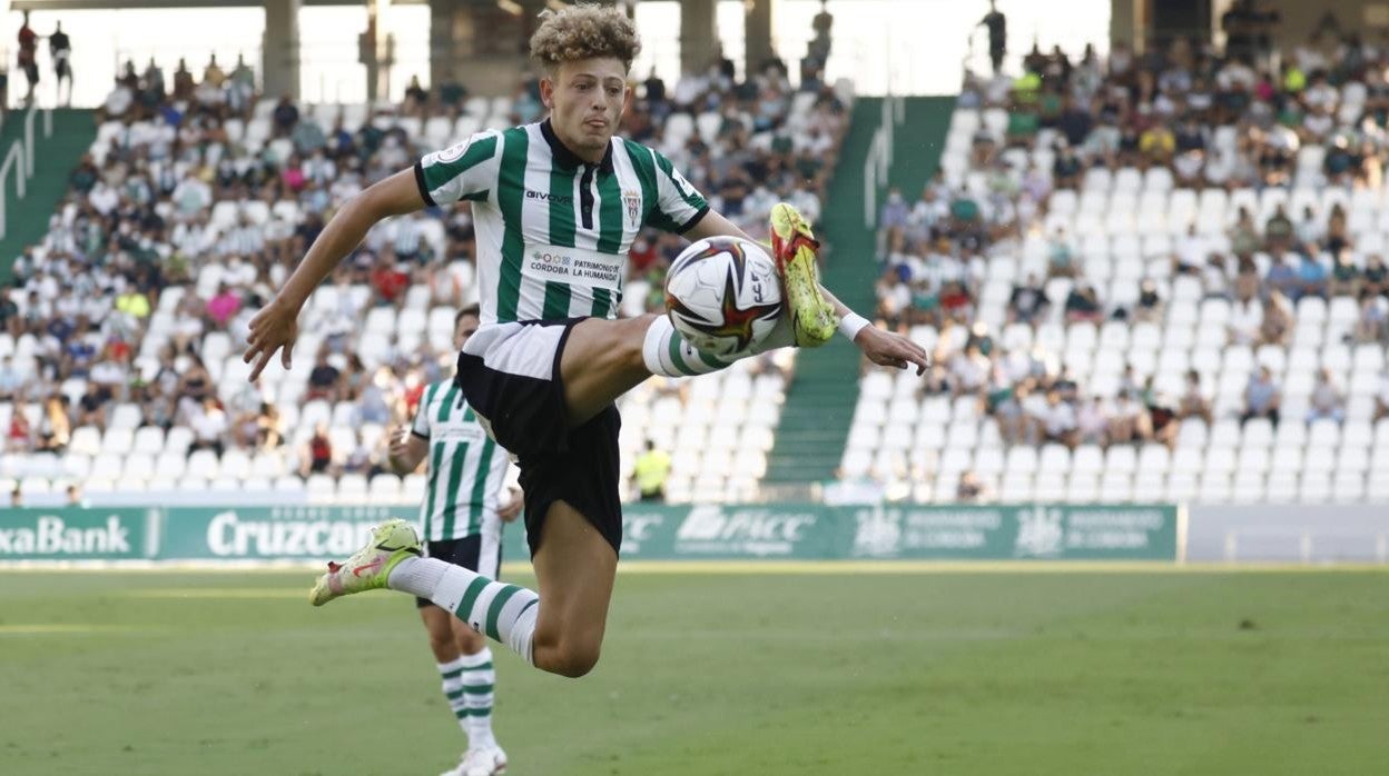 El jugador blanquiverde Simo en una jugada en El Arcángel