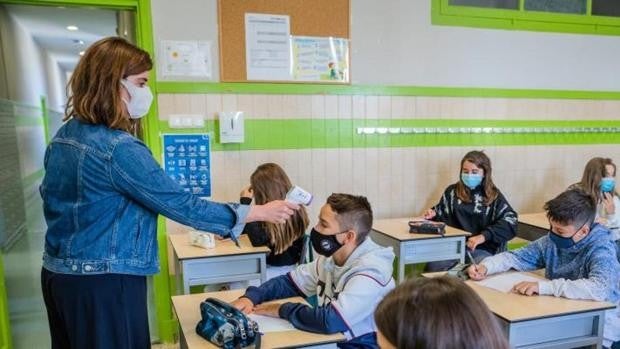 Casi 1.000 profesores de baja este lunes en Andalucía por Covid, 28 menos que el año pasado