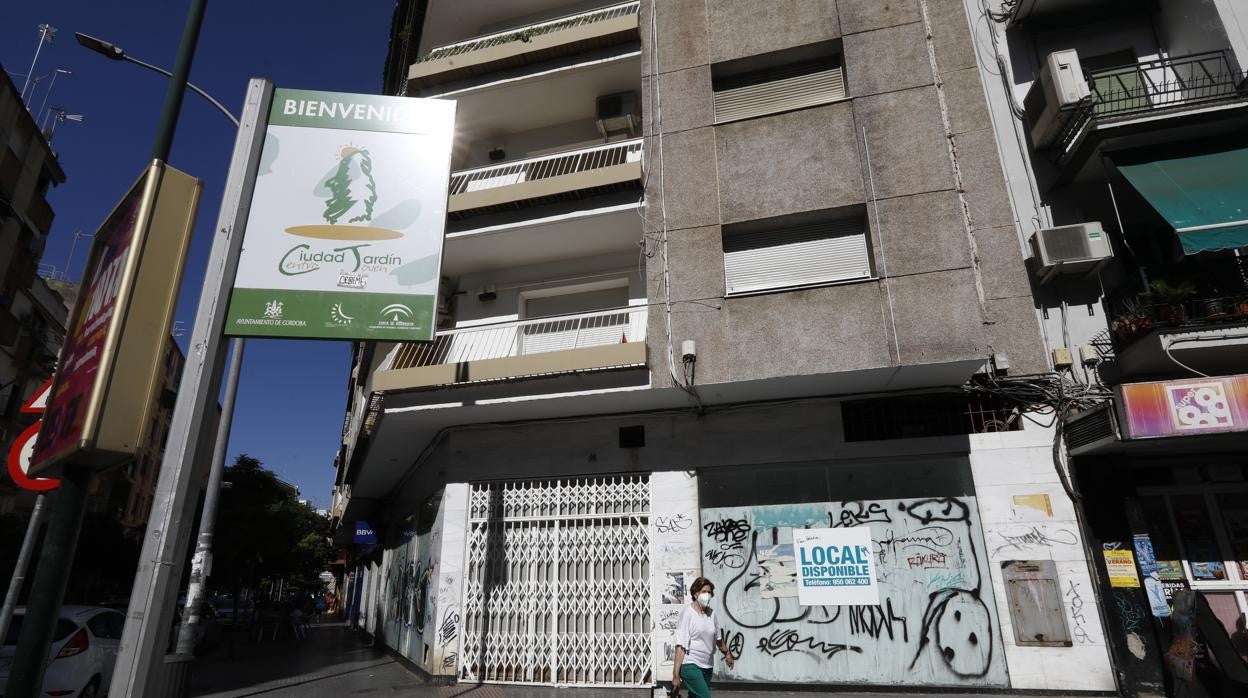 Local comercial en Ciudad Jardín con un cartel de disponible