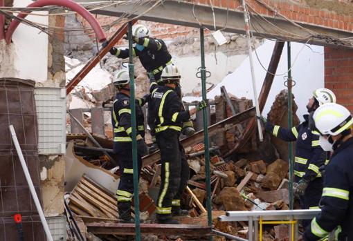 Los bomberos trabajando en el lugar de los hechos