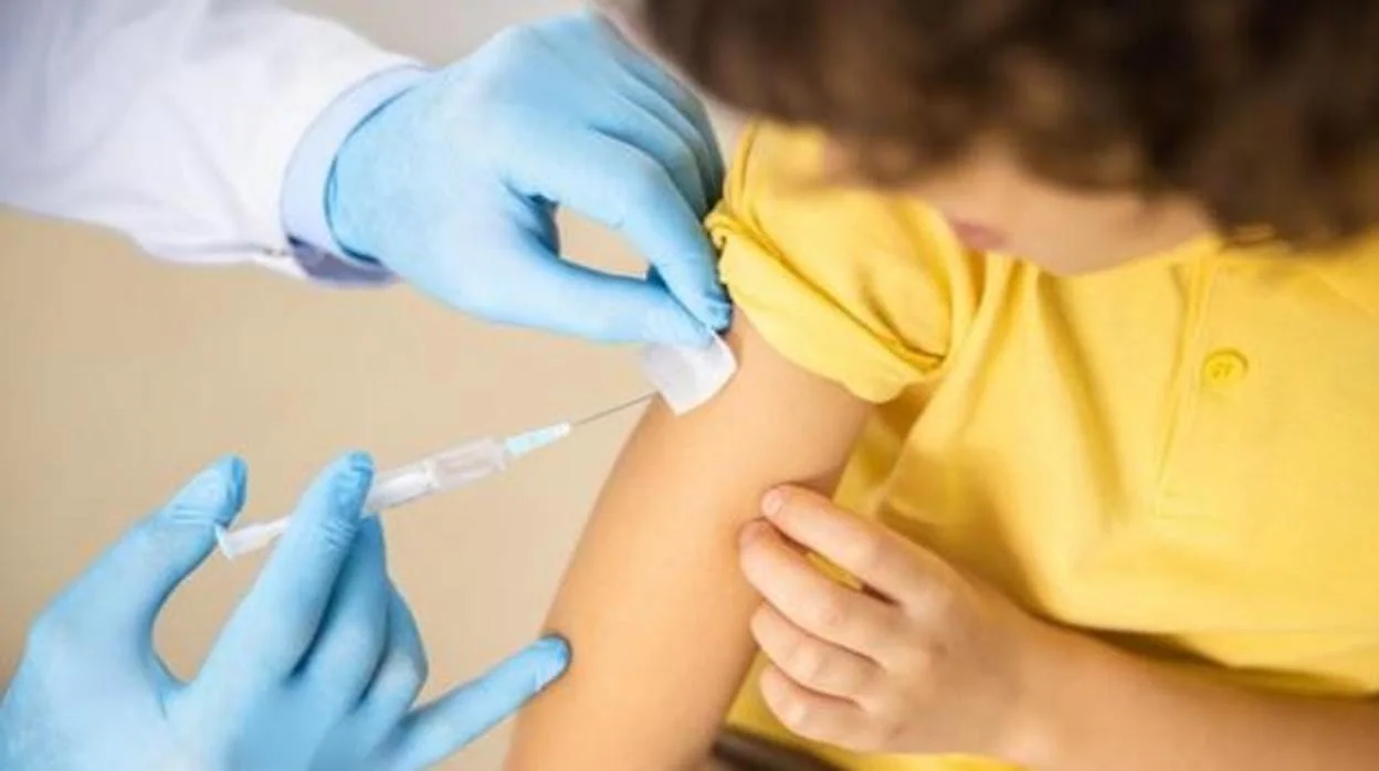 Un niño se vacuna contra la Covid