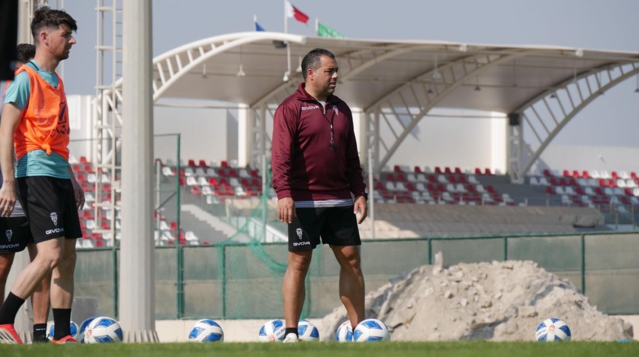 El entrenador del Córdoba, Germán Crespo, dirige el entrenamiento del miércoles tras llegar de madrugada