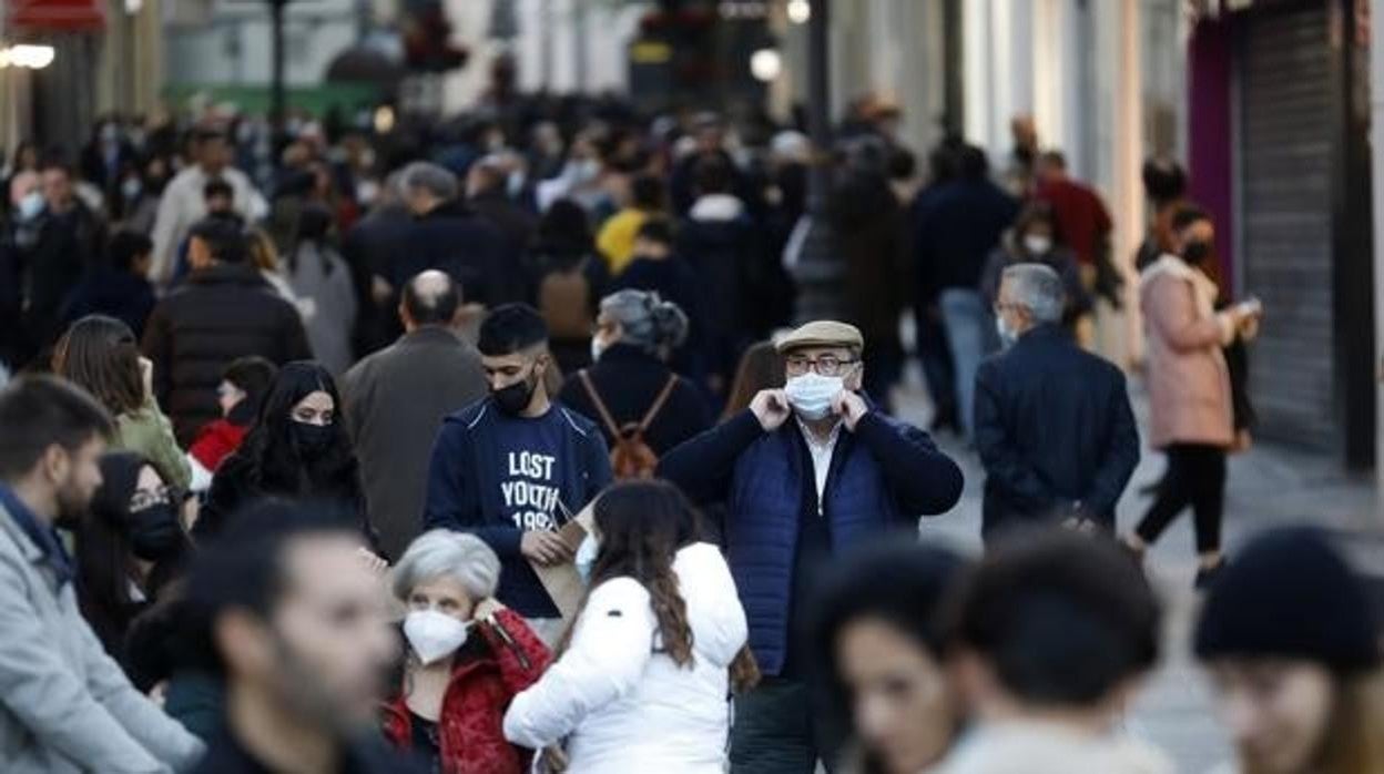 Gente andando por la calle Gondomar, en Córdoba capital