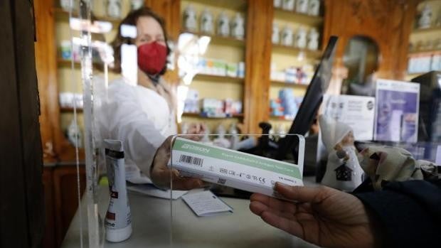 Andalucía pide al Gobierno que el test Covid se venda de forma exclusiva en farmacias a un precio fijo