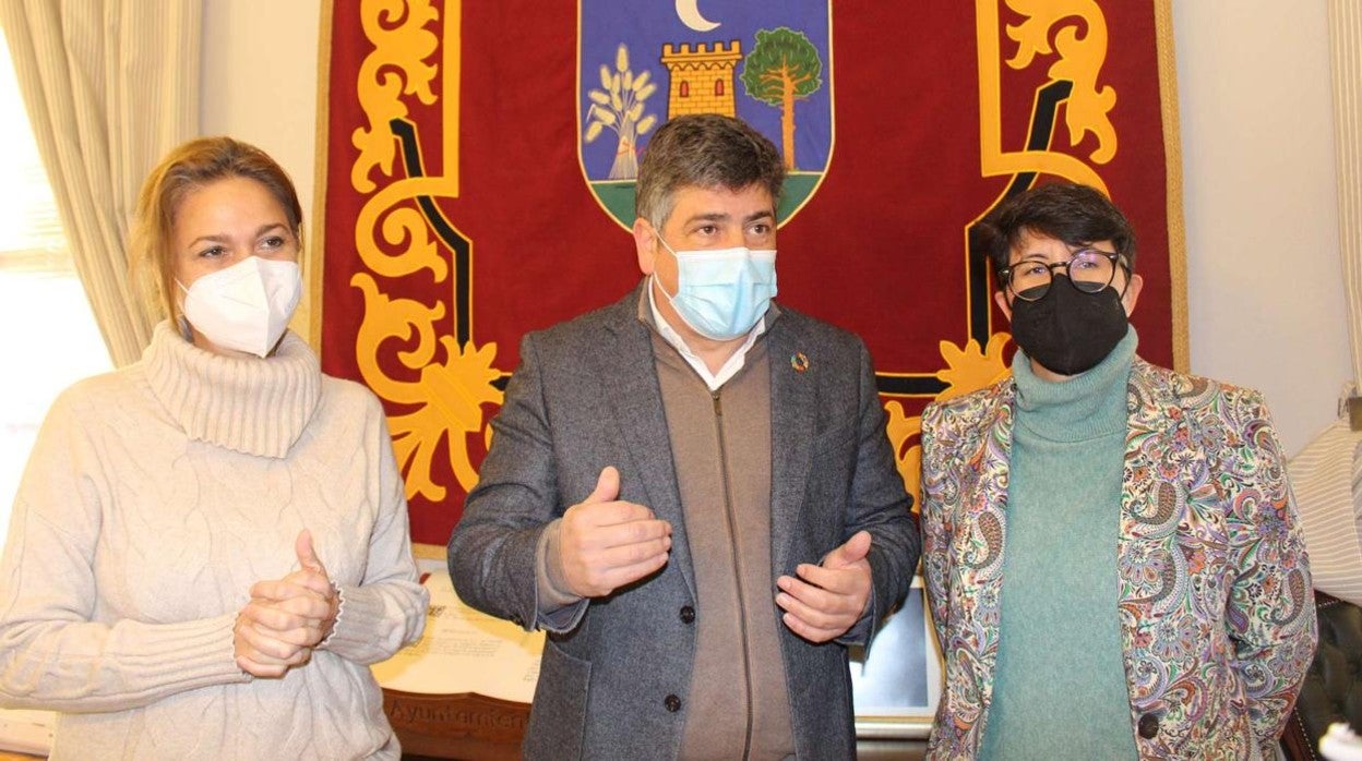 Rafael Llamas, alcalde de Montilla (centro) junto a dos de las ediles de su equipo de gobierno