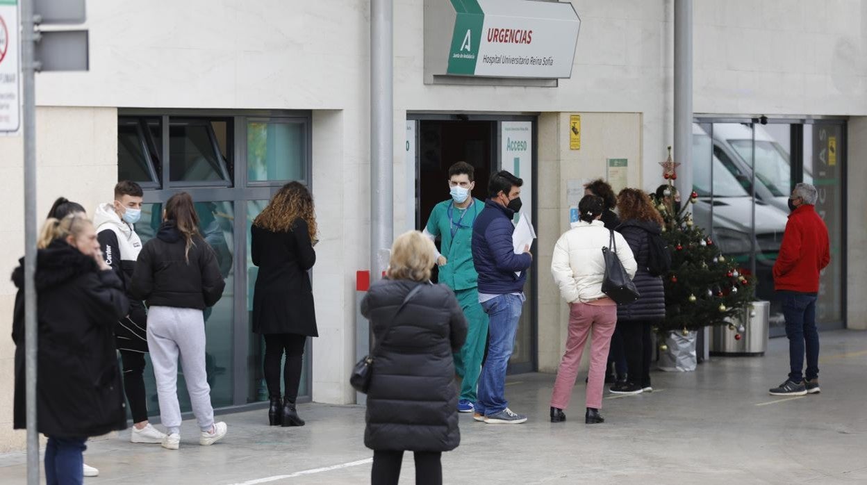 Pacientes esperan en la puerta de Urgencias del Hospital Reina Sofía de Córdoba