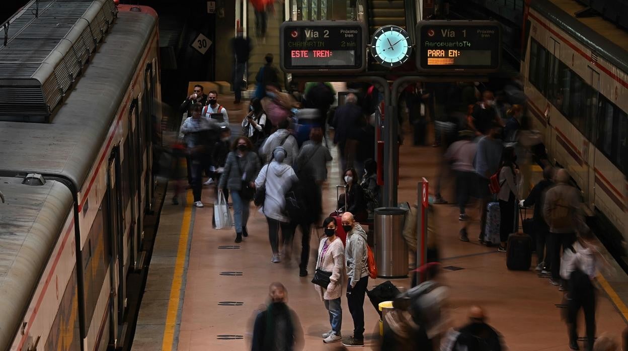 Pasajeros en una estación de tren