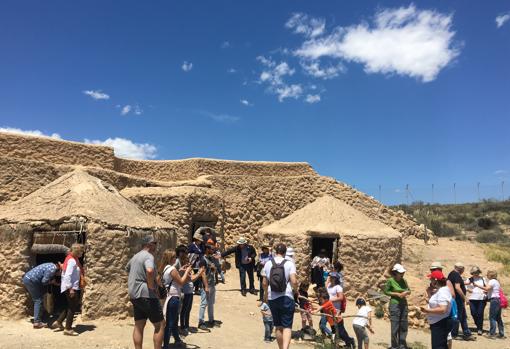 Un grupo de turistas visita el yacimeinto de Los Millares.