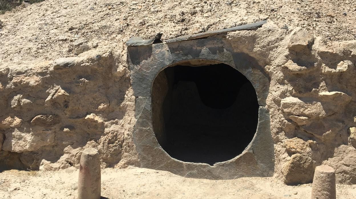 Entrada a un 'tholoi', monumento funerario, en el yacimiento almeriense de Los Millares