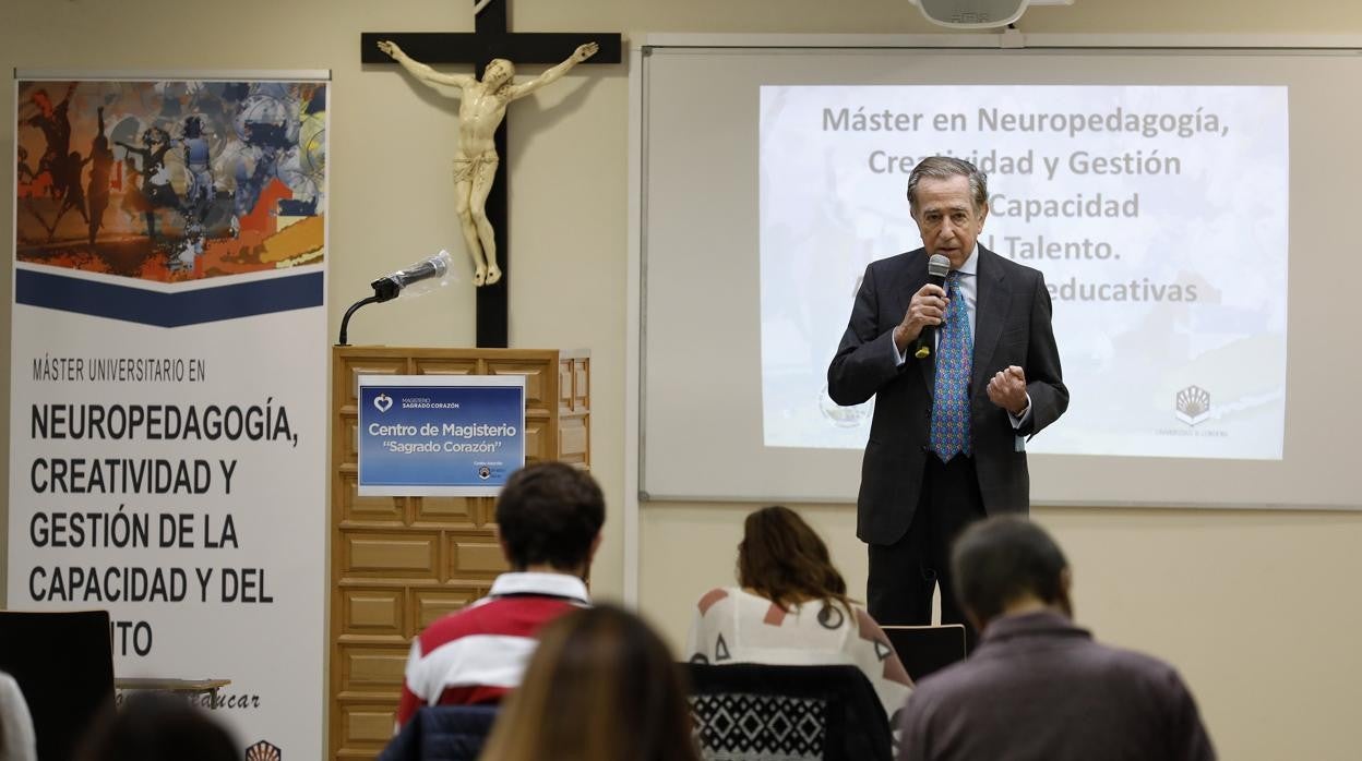 Clase maestra de Enrique Rojas en la Escula de Magisterio del Sagrado Corazón