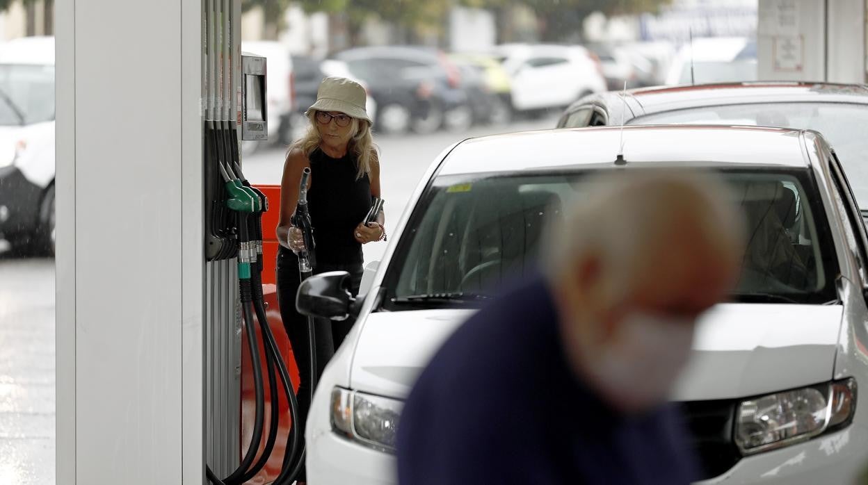 Una mujer reposta en una gasolinera de Córdoba