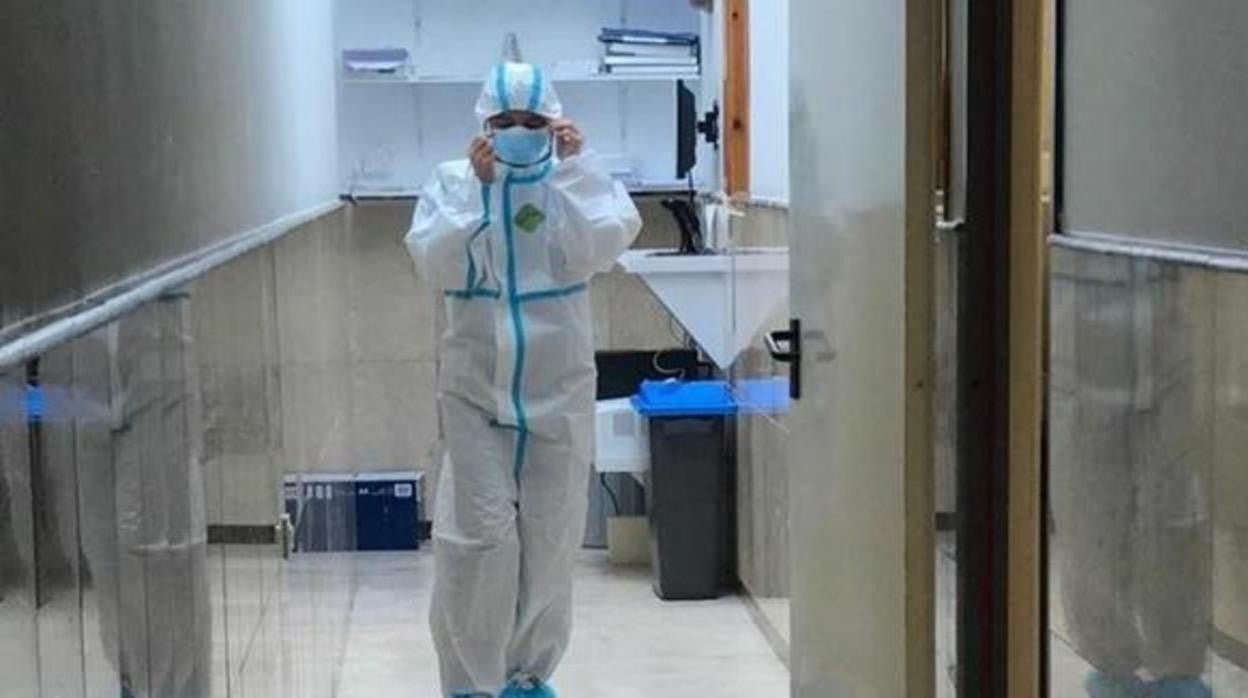 Un sanitario con traje de protección en un hospital de Cádiz