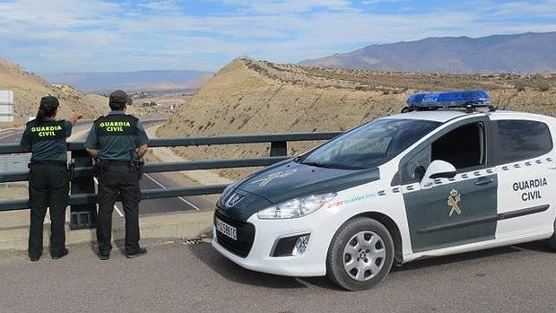 Un muerto y dos heridos tras chocar dos coches en Málaga