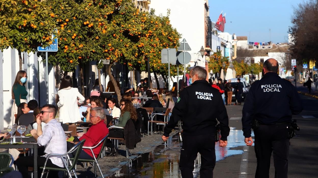 Dos policías locales patrullan por La Ribera