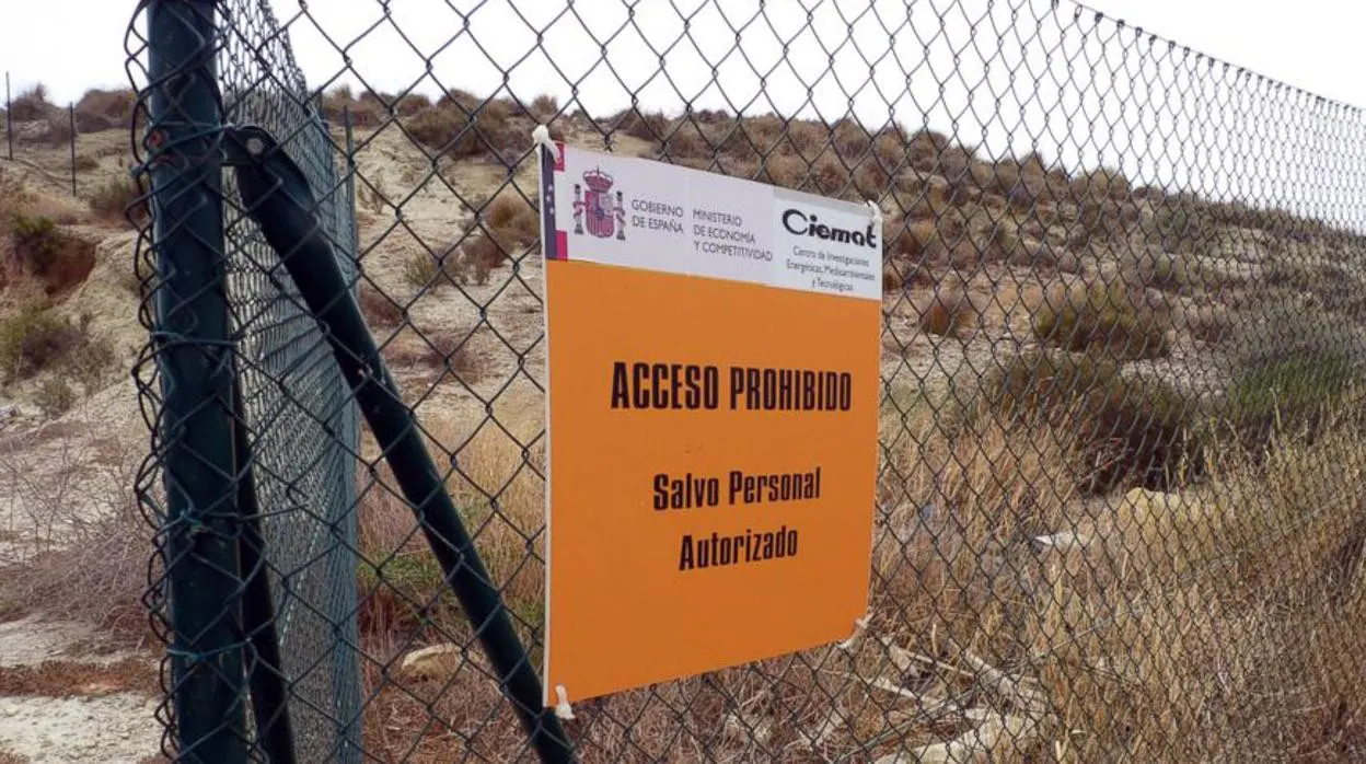 Zona contaminada acotada por una valla en Palomares (Cuevas del Almanzora)