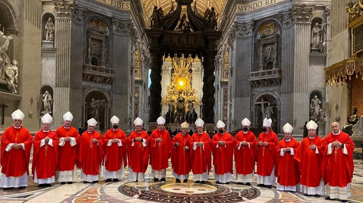 El obispo de Córdoba ha participado hoy en la misa en la Basílica Papal de San Pedro