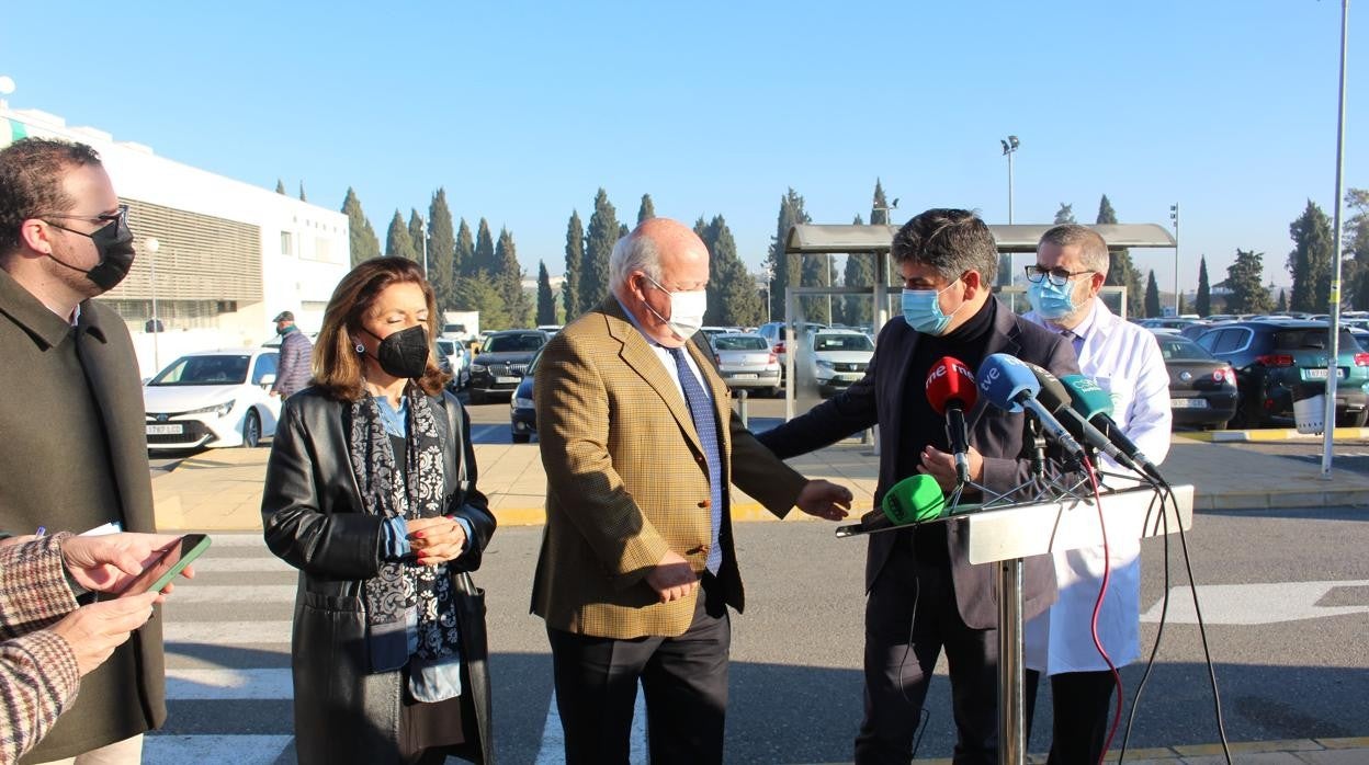 Visita del consejero de Salud, Jesús Aguirre, al Hospital de Montilla