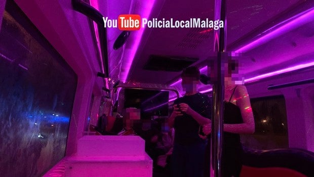 Un minibús convertido en discoteca: la última oferta para sortear las medidas anti-Covid en Málaga