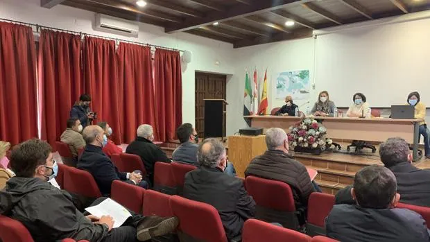 El Gobierno, a diferencia que en Córdoba, sí aclara dudas del trazado de la A-81 a alcaldes de Extremadura