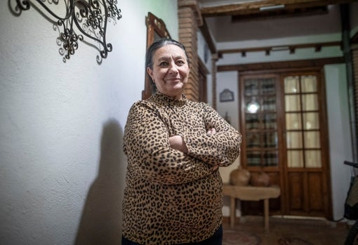 Trini, vecina del barrio del Albaicín en Granada