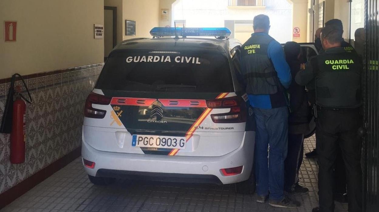 Agentes introducen al presunto pirómano en el coche policial