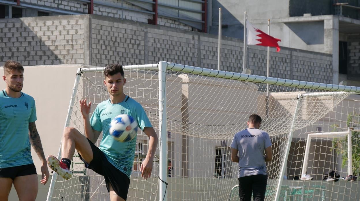 Luismi Redondo, uno de los dos jugadores positivos que se han quedado en Baréin, en un entreno allí