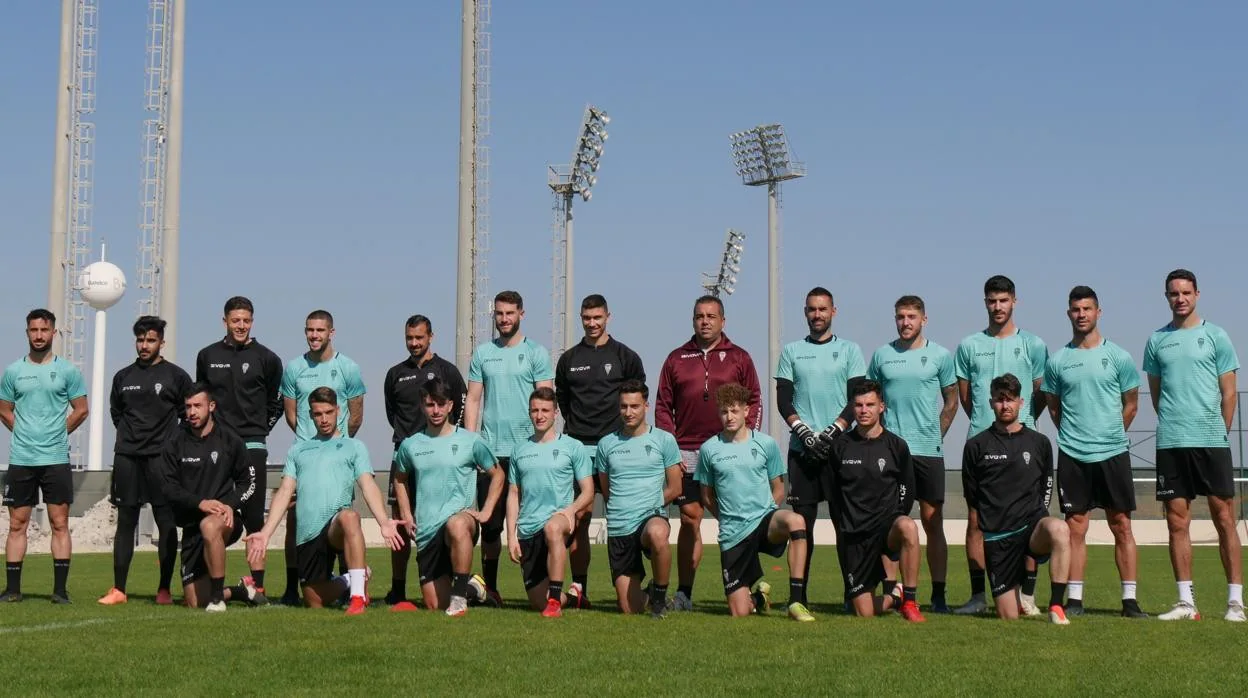 La expedición de jugadores y técnicos del Córdoba CF, en un entrenamiento en Baréin