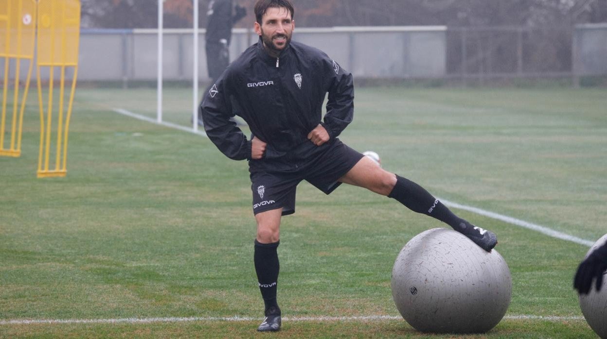 El centrocampista del Córdoba CF Álex Bernal, en un entrenamiento en enero en la Ciudad Deportiva