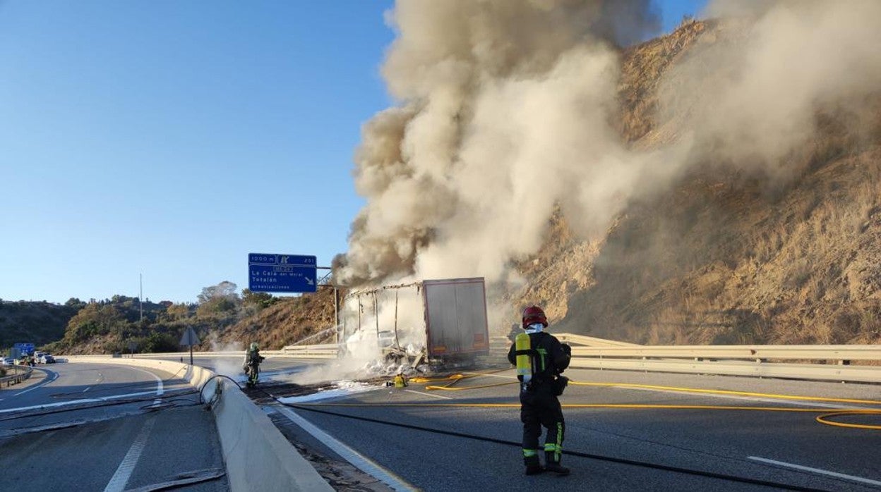 Efectivos de bomberos sofocan el incendio