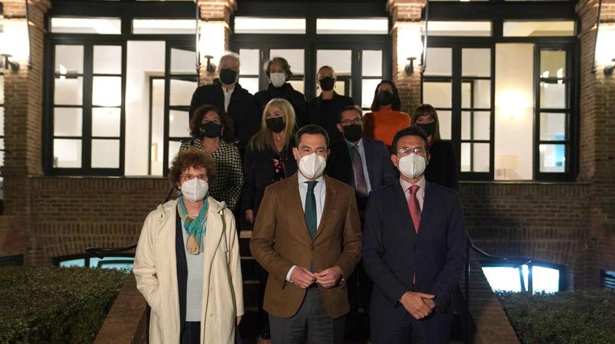 Juanma Moreno, presidente de la Junta, en el centro, junto al alcalde de Granada y la rectora de la Universidad de Granada, Pilar Aranda y otros representantes institucionales ayer en Madrid